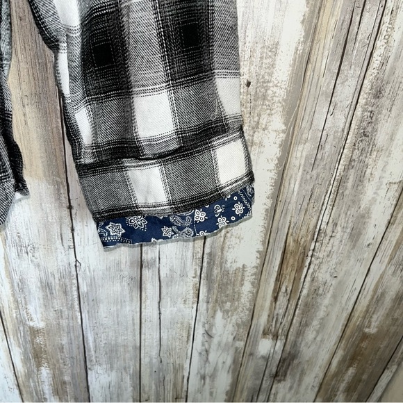 POL Buffalo Bandana Oversized Button Down - Picture 5 of 8